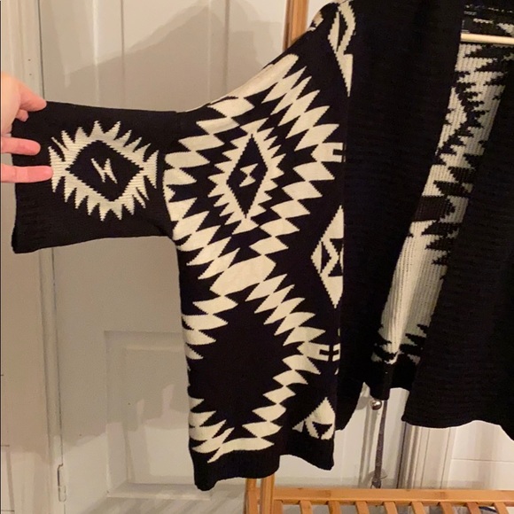 Forever 21 Aztec print shrug small - Picture 2 of 5